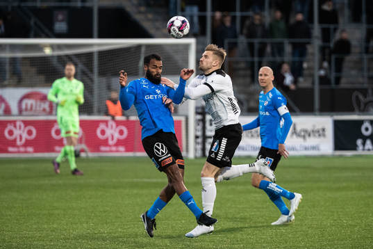Halmstads Phil Ofosu-Ayeh och Örebros Erik Björndahl