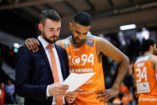 Norrköpings Nathan Dawit och assisterande tränare Kevin