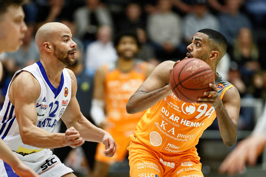 Jämtlands Keith Omoerah och Norrköpings Nathan Dawit