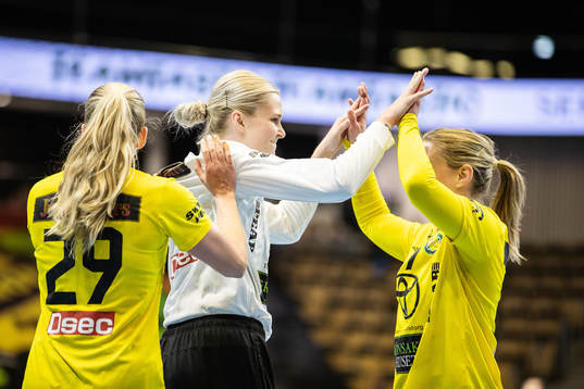 Sävehofs Frida Rosell, målvakt Sofie Börjesson och Irma