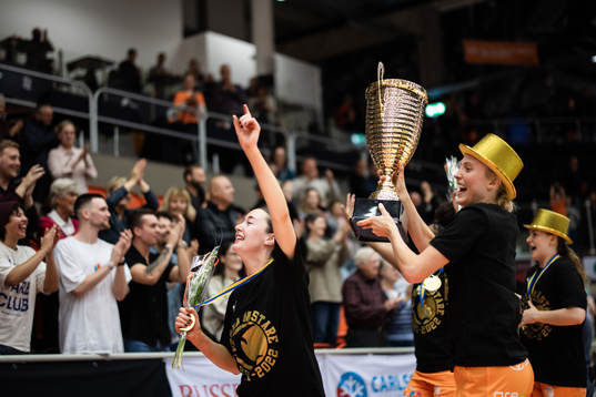 Norrköpings spelare jublar med pokalen