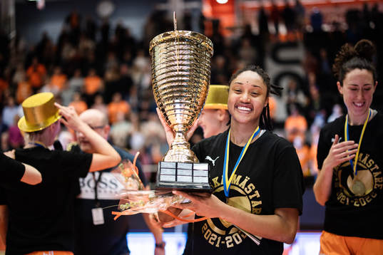 Norrköpings Jaelyn Brown jublar med pokalen