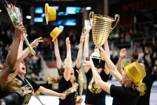 Norrköpings spelare jublar med pokalen