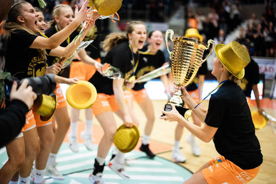 Norrköpings Anna Lundqvist jublar med pokalen