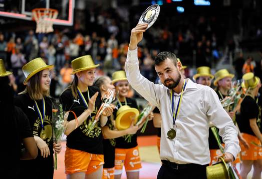 Norrköpings tränare Kevin Lundgren jublar