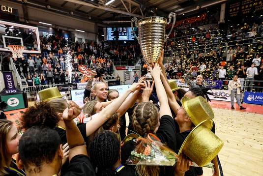 Norrköpings spelare jublar med bucklan