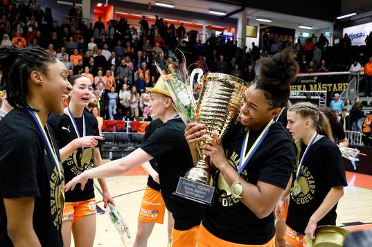 Norrköpings Akienreh Johnson jublar med bucklan
