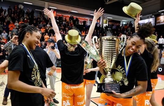 Norrköpings Jaelyn Brown och Akienreh Johnson jublar