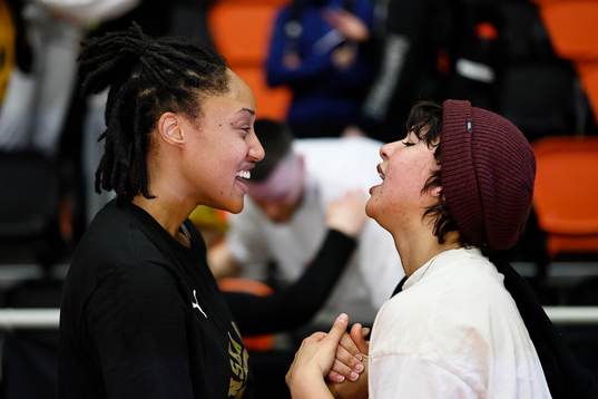 Norrköpings Jaelyn Brown jublar med sin partner som i