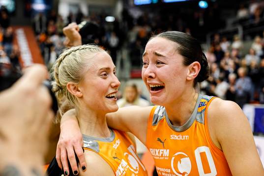 Norrköpings Anna Lundqvist och Rakel Gyberg Engdahl jublar