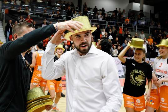 Norrköpings tränare Kevin Lundgren jublar