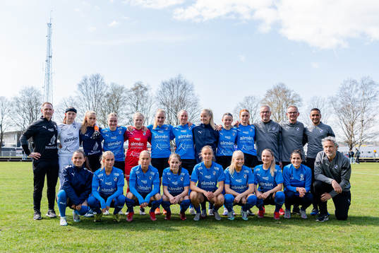 Halmstads spelare före fotbollsmatchen i Division 1 södra