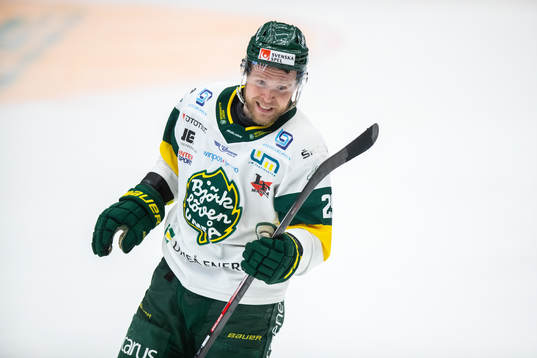 Björklövens Christopher Bengtsson jublar