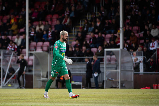 Degerfors målvakt Alfie Malik Whiteman deppar