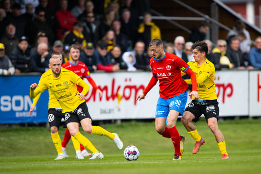 Helsingborgs Albert Ejupi och Mjällbys Jesper Gustavsson
