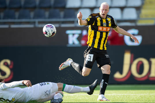 Häckens Valgeir Fridriksson spelar fram till Oscar