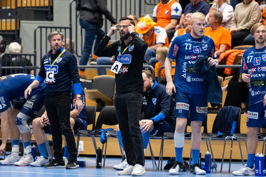 Skövdes tränare Henrik Signell agerar