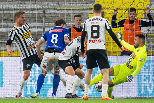 Landskronas målvakt Amr Kaddoura räddar ett skott