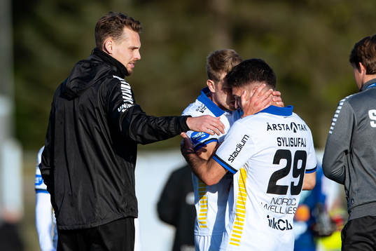 Sirius tränare Daniel Bäckström jublar med Marcus