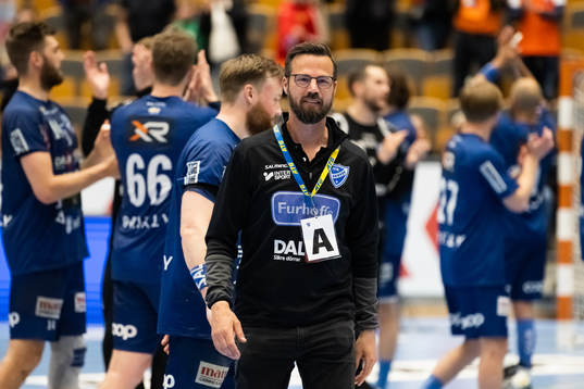 Skövdes tränare Henrik Signell jublar