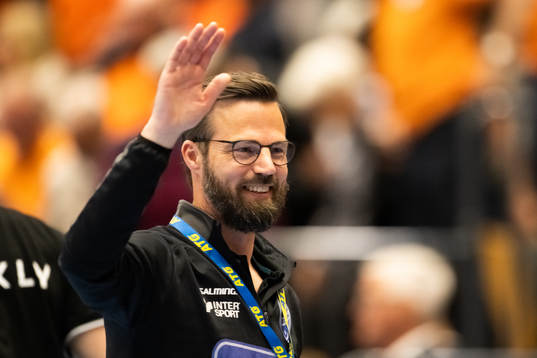 Skövdes tränare Henrik Signell jublar