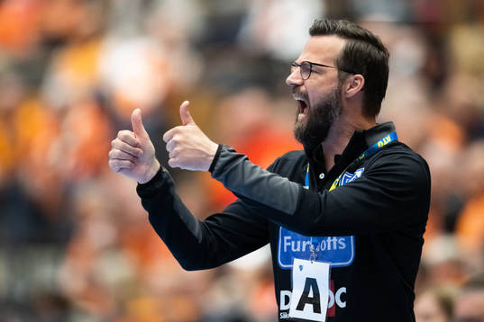 Skövdes tränare Henrik Signell jublar