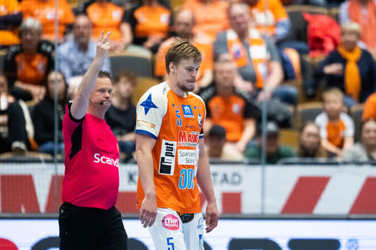 Kristianstads Hampus Henningsson utvisas