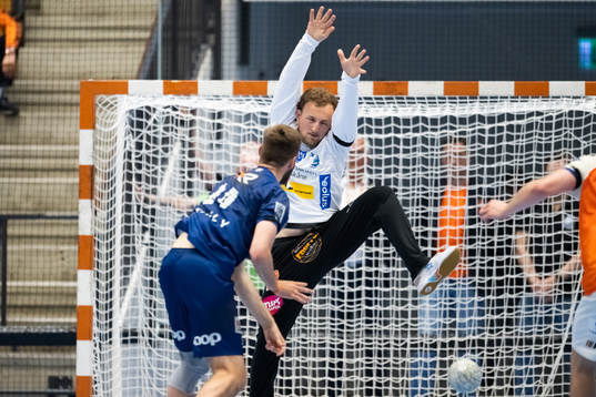 Kristianstads målvakt Gustaf Banke och Skövdes Jack Thurin
