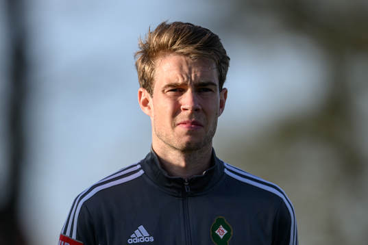 Skövdes Mikael Mörk vid lineup innan fotbollsmatchen i