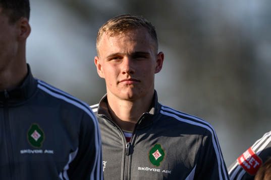 Skövdes Gustav Friberg vid lineup innan fotbollsmatchen i