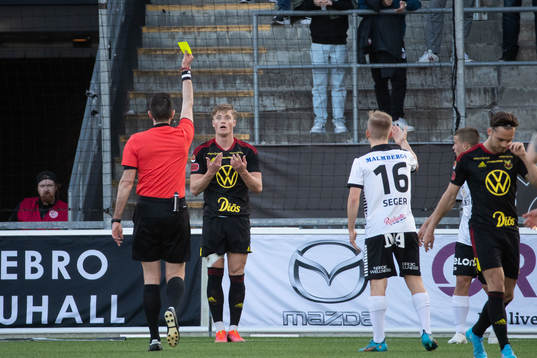 Östersunds Sebastian Karlsson Grach får gult kort