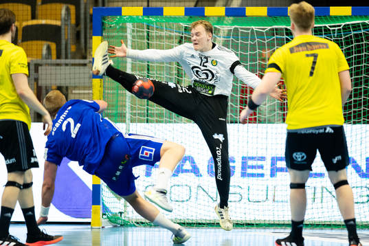 Sävehofs målvakt Simon Möller räddar ett avslut från