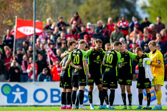 Fredrik Pallesen Knudsen and players of Brann