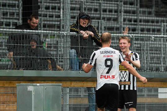 Landskronas Linus R Olsson och Adam Egnell jublar