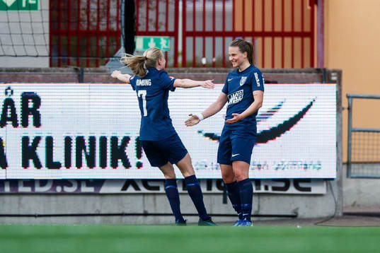Eskilstunas Elise Stenevik (h) jublar med Elin Rombing