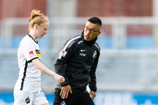 s tränare Jesper Björk samtalar med Caroline Murray