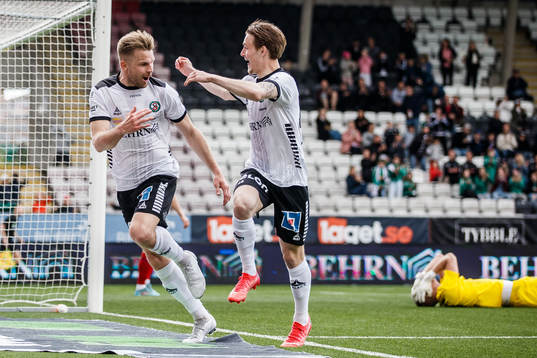 Örebros Erik Björndahl  jublar