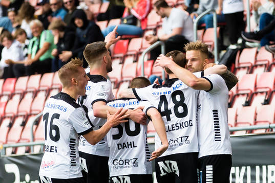 Örebros Erik Björndahl  (h) gör 1-0 och gratuleras av