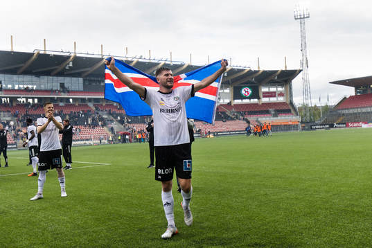 Örebros Axel Oskar Andrésson firar segern med en