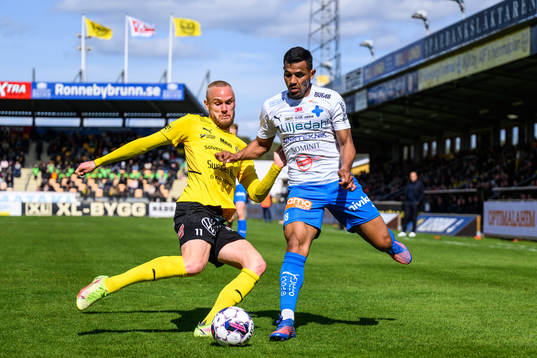 Mjällbys Adam Ståhl och Värnamos Wenderson Oliveira do