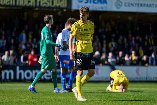 Mjällbys Rasmus Wiedesheim-Paul och Albin Mörfelt deppar