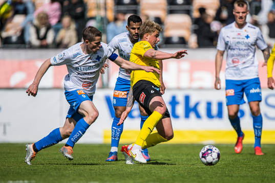 Mjällbys Magnus Wørts mot Värnamos Oscar Johansson och