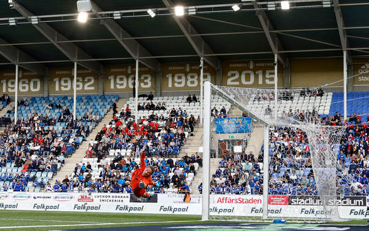Ungdomslagen på läktaren ser mål av IFK Norrköpings
