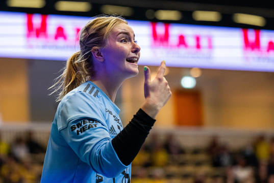 Sävehofs målvakt Wilma Kroon Andersson  signalerar att