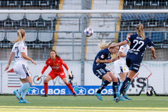 Linköpings Emma Bülow skjuter mot mål