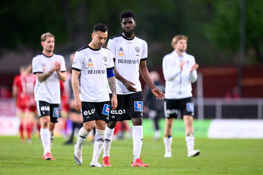 Örebros Jiloan Hamad och Victor Mpindi deppar