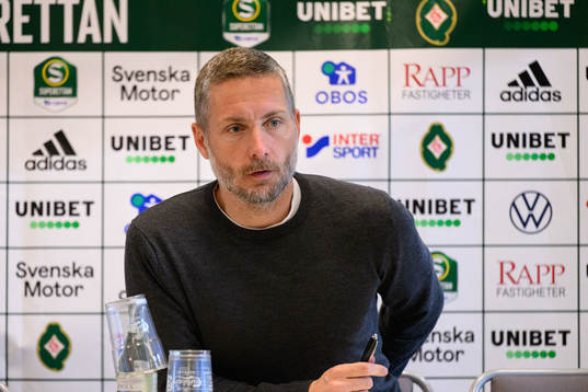 Örebros tränare Axel Kjäll på en presskonferens