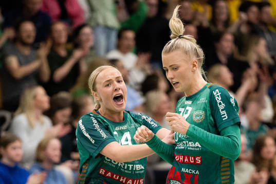 Skurus Vilma Matthijs Holmberg och Daniela de Jong jublar