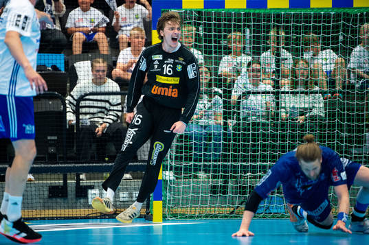 Ystads IFs målvakt Erik Hvenfelt jublar