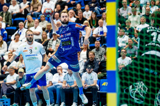 Skövdes Viktor Hallen mot Ystads IFs målvakt Erik Hvenfelt